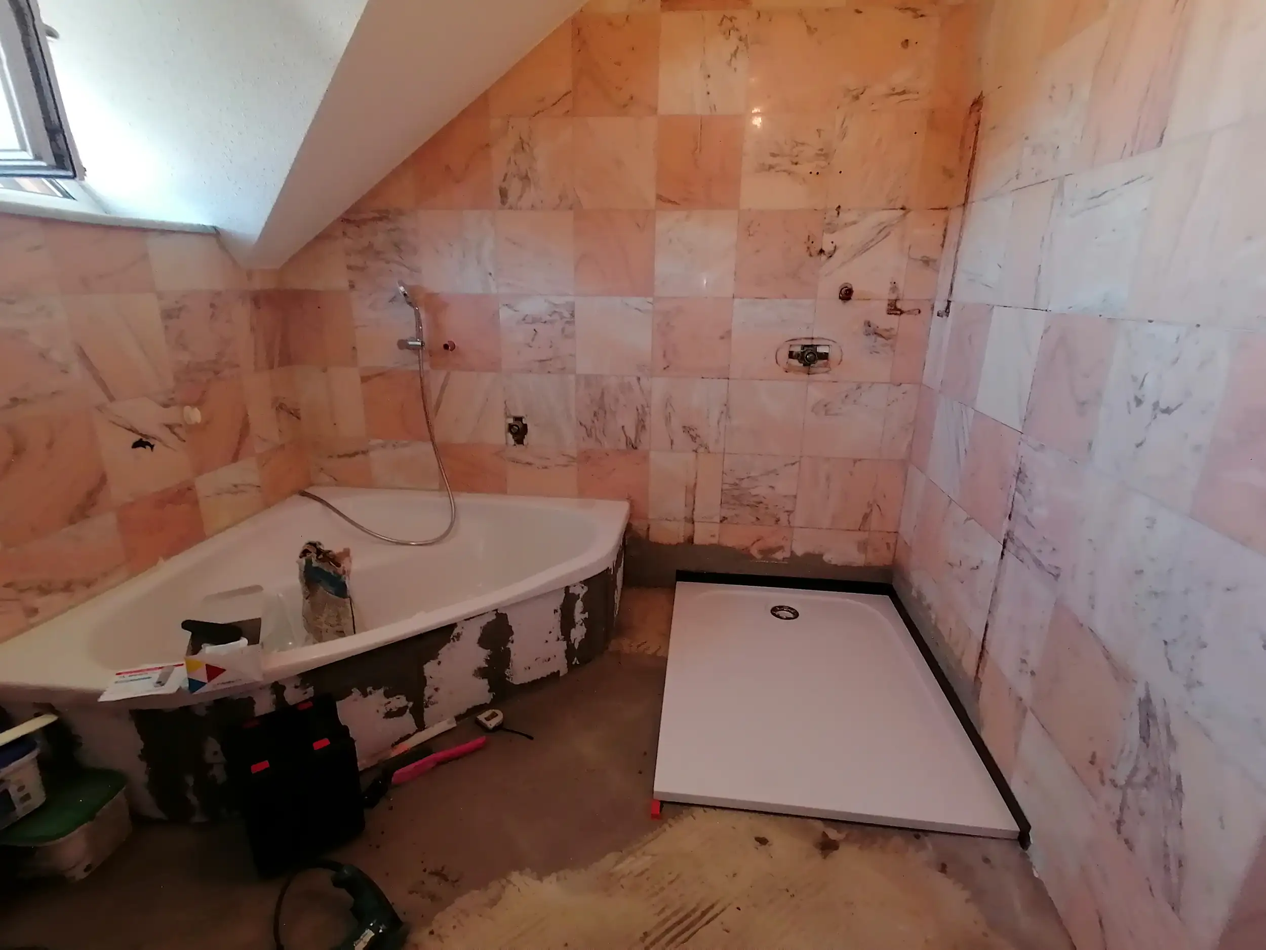 Bad- und Toiletten-Generalsanierung – vorher